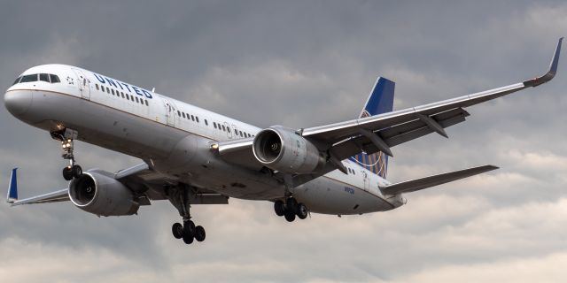 Boeing 757-200 (N19136) - United Airlines Boeing 757-224 arriving from Orlando landing on runway 29 at Newark on 8/4/21.