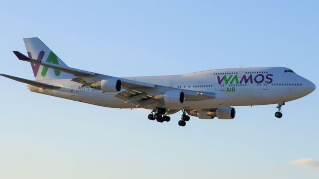 Boeing 747-400 (EC-KXN) - Arriving from Madrid,Barajas(LEMD)"On a sunny Sunday afternnon!"