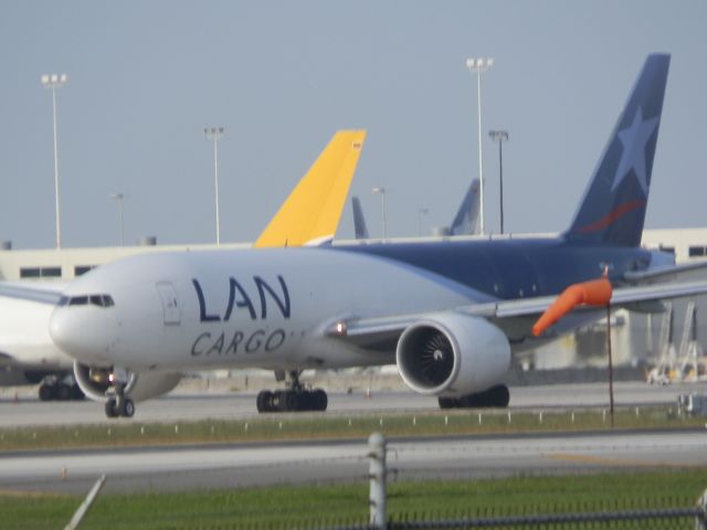 BOEING 777-200LR (N772LA)