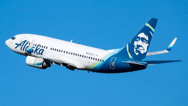 Boeing 737-700 (N622AS) - Alaska Airlines ASA88/AS88 to Anchorage (PANC/ANC) climbs from runway 29 into fierce easterly winds.br /Photo date: 8-25-24br /Upload date: 2-6-25