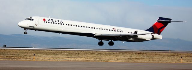 McDonnell Douglas MD-90 (N909DA) - Landing on 16L.