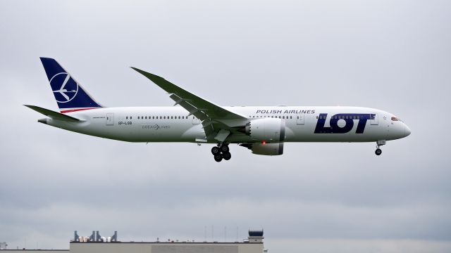 Boeing 787-9 Dreamliner (SP-LSB) - BOE756 on final to Rwy 16R to complete a C5 flight on 4.30.18. (ln 694 / cn 38084).