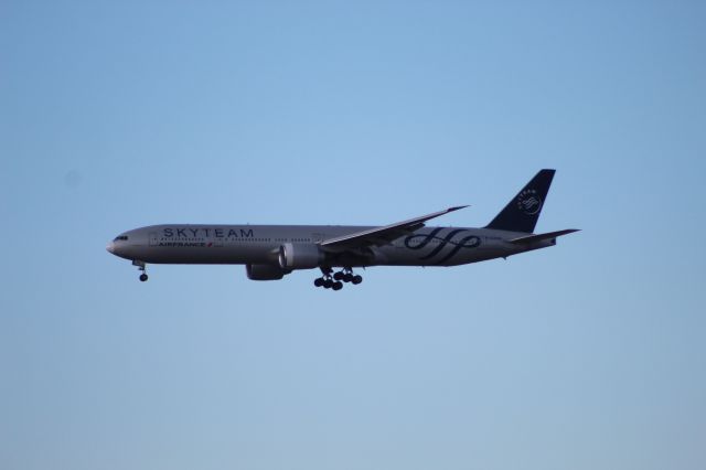 BOEING 777-300ER (F-GZNN) - Air France 'Sky Team' 777-300ER landing on runway 27C at Chicago O'hare from Paris