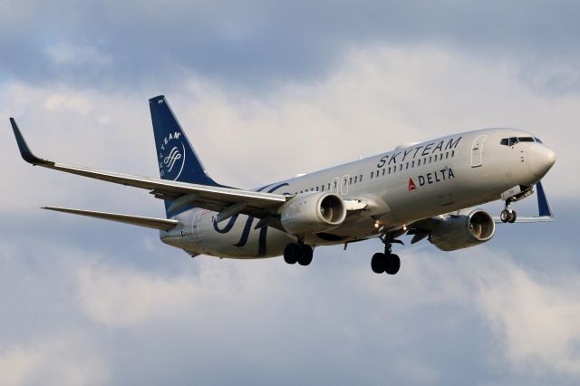 Boeing 737-800 (N3761R) - Delta 737 wearing SKYTEAM colors