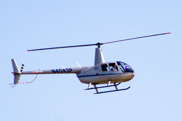 Robinson R-44 (N4043P)