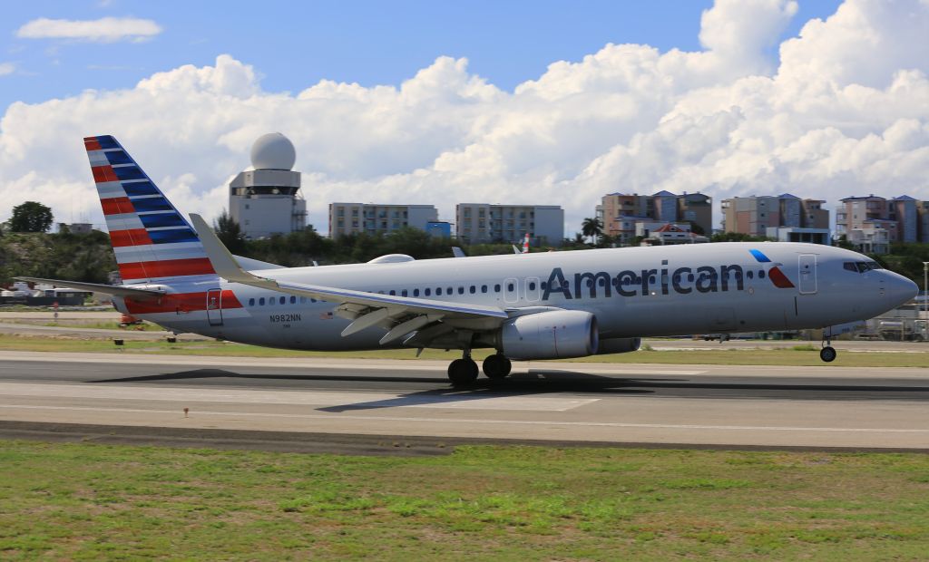 Boeing 737-800 (N982NN)