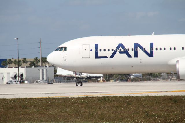 BOEING 767-300 (CC-CZT)
