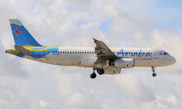 Airbus A320 (P4-AAD)