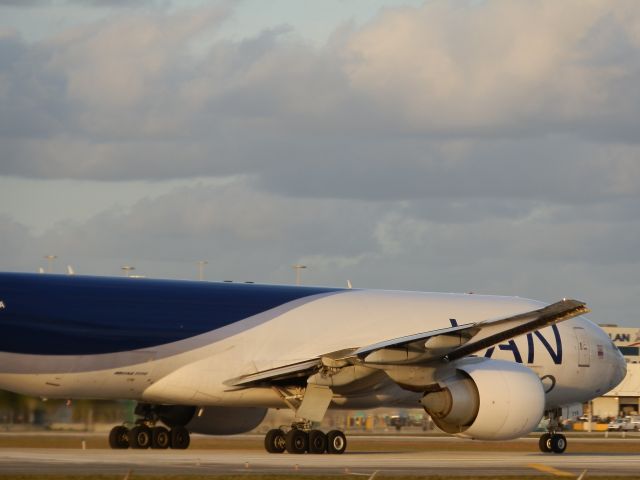 BOEING 777-200LR (N776LA)