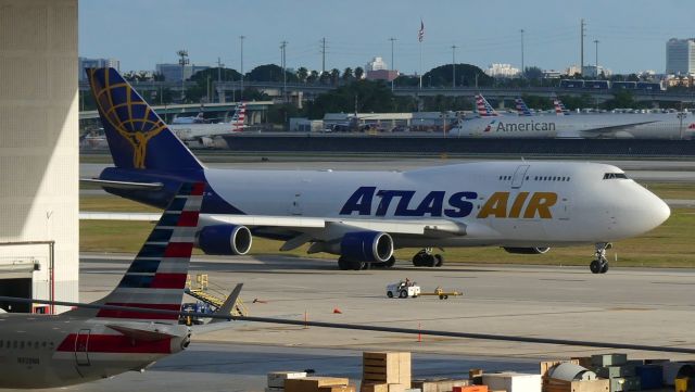 Boeing 747-400 (N429MC)