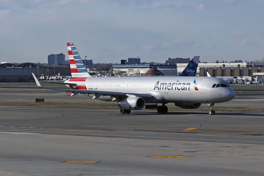 Airbus A321 (N106NN) - AAL177 with a long taxy to depart to SFO on 31L
