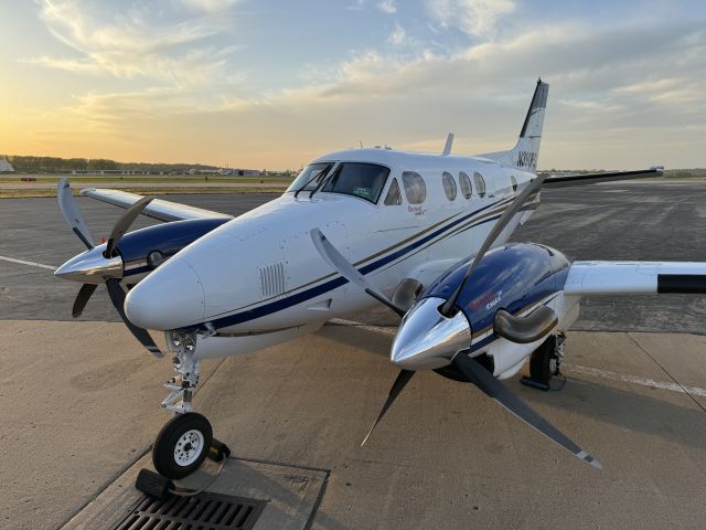 Beechcraft King Air 90 (N390PS)