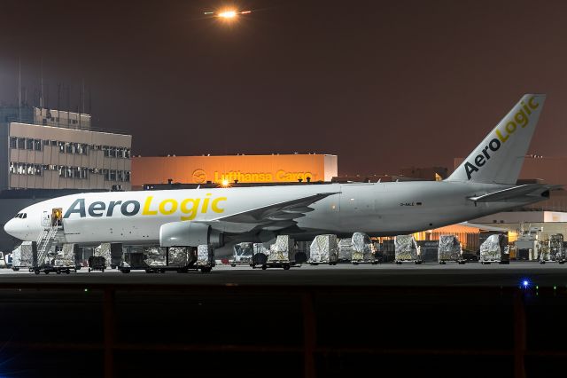 Boeing 777-200 (D-AALE) - cargo deck