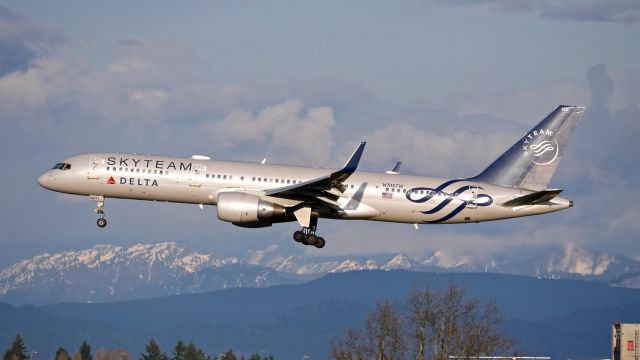 Boeing 757-200 (N705TW) - DAL8968 from FOE on final to SEA Rwy 34L on 3.28.19. (B757-231(WL) / ln 742 / cn 28479).