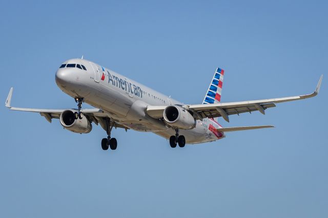 N133AN — - Arrival KLAX photographed from Proud Bird patio.