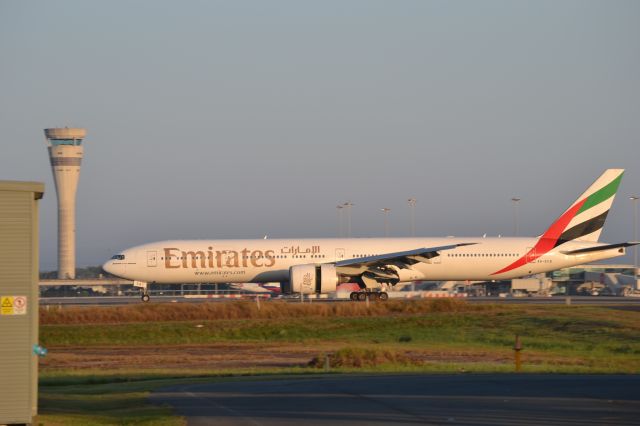 BOEING 777-300ER (A6-ECQ) - Last Emirates B777 to land in Brissy soil during light hours. 