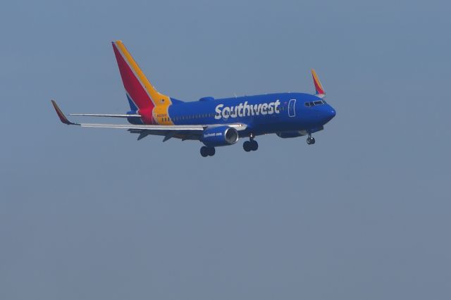 Boeing 737-700 (N929WN) - Making the river turn to final