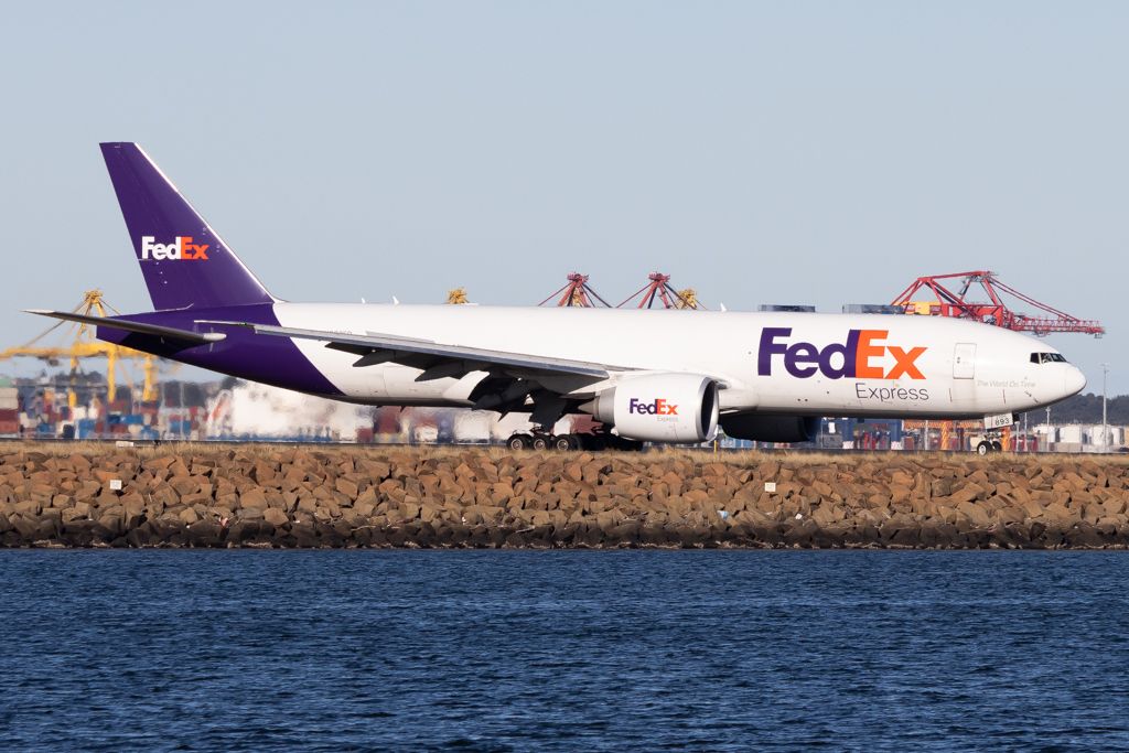 Boeing 777-200 (N893FD)