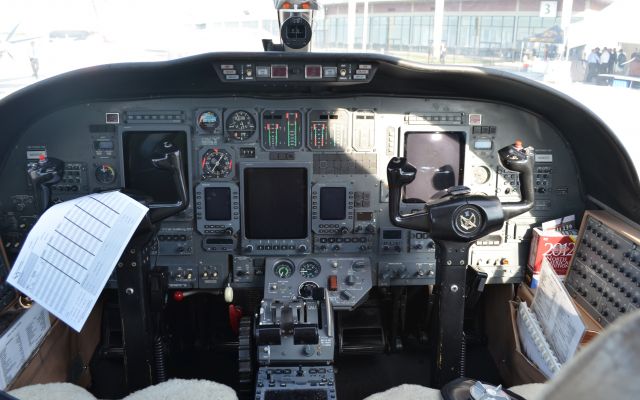 Cessna Citation V (N690ES) - The cockpit of N690ES seen at an Aviation Expo at Burke Lakefront. Please look for more photos at Opshots.net