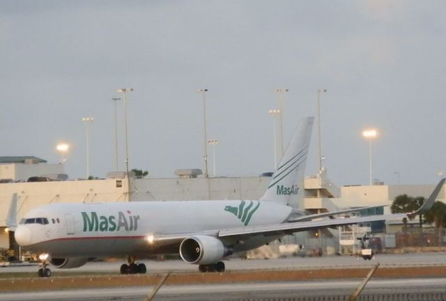BOEING 767-300 (N420LA)