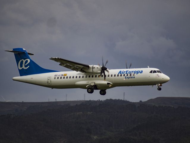 Aerospatiale ATR-72-500 (EC-LYB) - Aterrizando por la pista 29