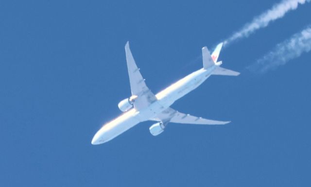 Boeing 777-200 (C-FNNU) - C-FNNU Boeing B-777-333-ER Air Canada ACA873 de Paris CDG vers Toronto YYZ Altitude 10973 Mètres Vitesse 841 Km/H Survolant la ville de Lavaltrie QC. le 01-10-2023 à 14:10