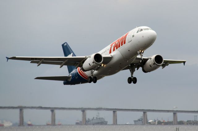 Airbus A319 (PT-TMD)