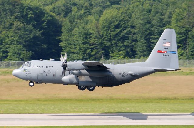 Lockheed C-130 Hercules (89-9104) - 89-9104 (c/n 382-5220) from the 910th Airlift Wing, Air Force Reserve Command (AFRC). Photo taken on 22 June 2013.