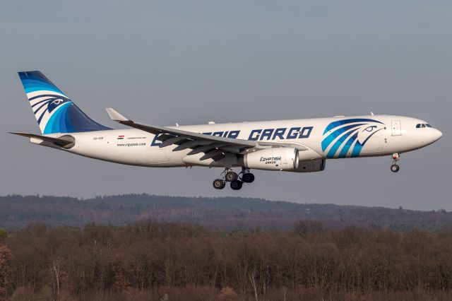 Airbus A330-200 (SU-GCE) - SU-GCE - Airbus A330-243(P2F) - EgyptAir Cargo approaching runway 14L at the cologne airport.