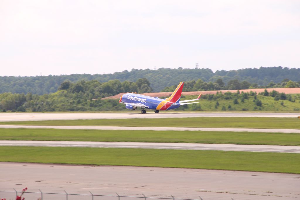 Boeing 737-700 (N427WN) - SWA N427WN rotating.