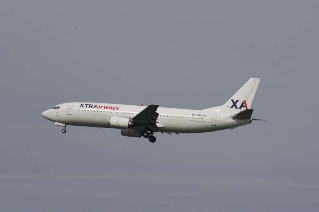 BOEING 737-400 (N313XA)