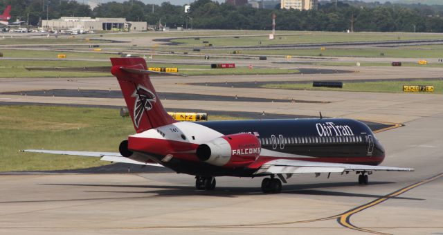 Boeing 717-200 (N891AT) - Falcons One, taxiing to gate after arrival.