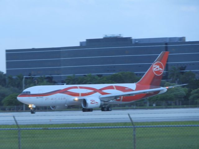 BOEING 767-200 (N881YV)