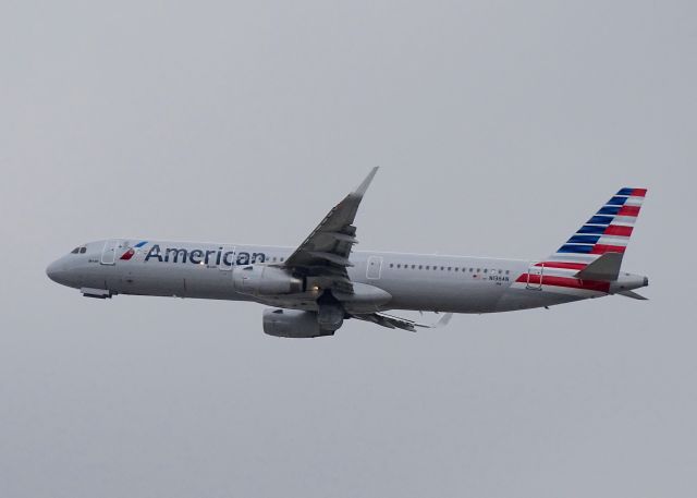 Airbus A321 (N136AN)