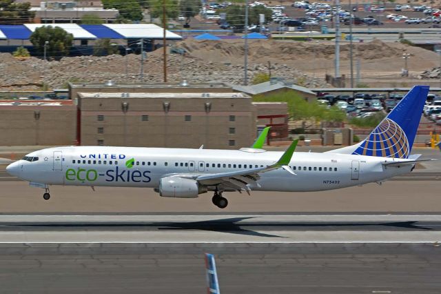 Boeing 737-900 (N75432) - United Boeing 737-924 N75432 Eco Skies at Phoenix Sky Harbor on May 17, 2018. 