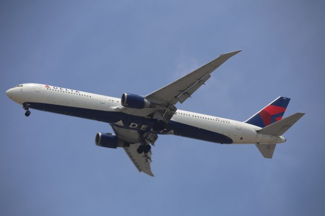 BOEING 767-400 (N835MH)