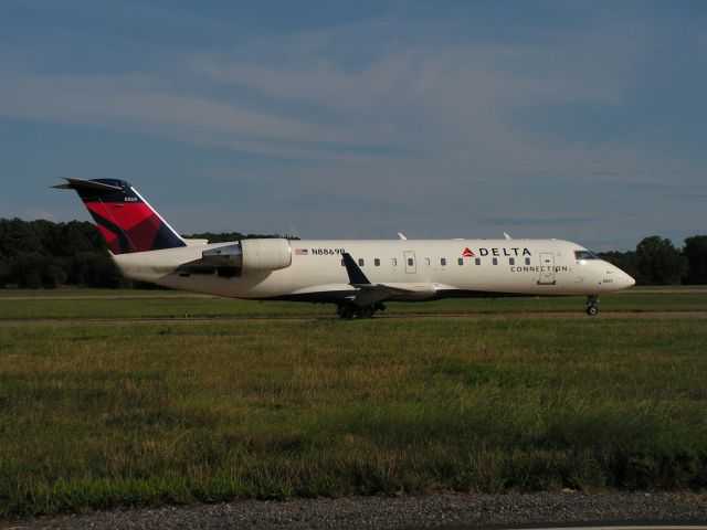 Canadair Regional Jet CRJ-200 (N8869B)