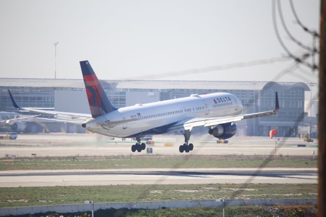 Boeing 757-200 (N537US)