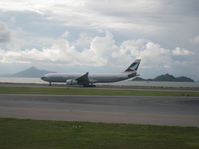 Airbus A330-300 (B-LAC) - Cathay Pacific A330 landing