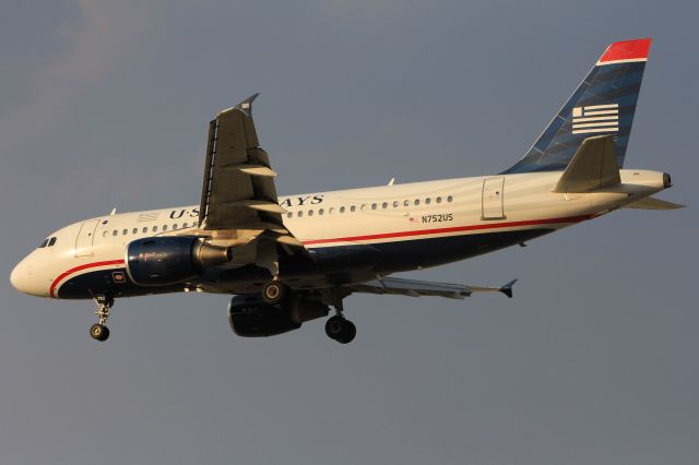 Airbus A319 (N752US)