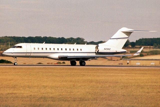 Bombardier Global Express (N288Z) - Departing rwy 26 on 9-Oct-03.  Reregistered N287Z 1-Dec-07 then N9253V 2-Jan-10.