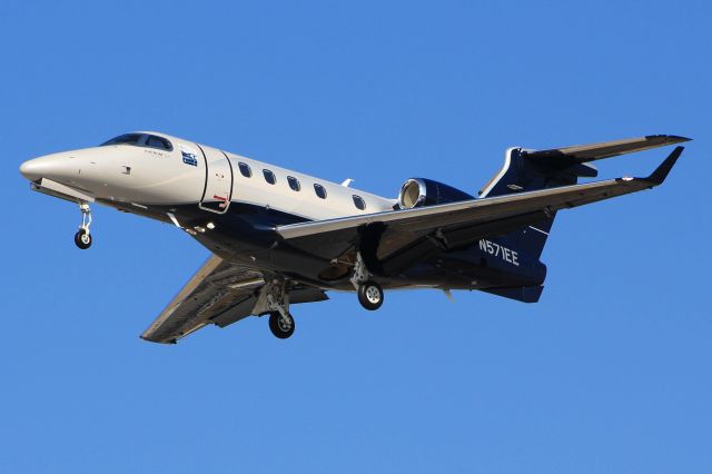 Embraer Phenom 300 (N571EE)