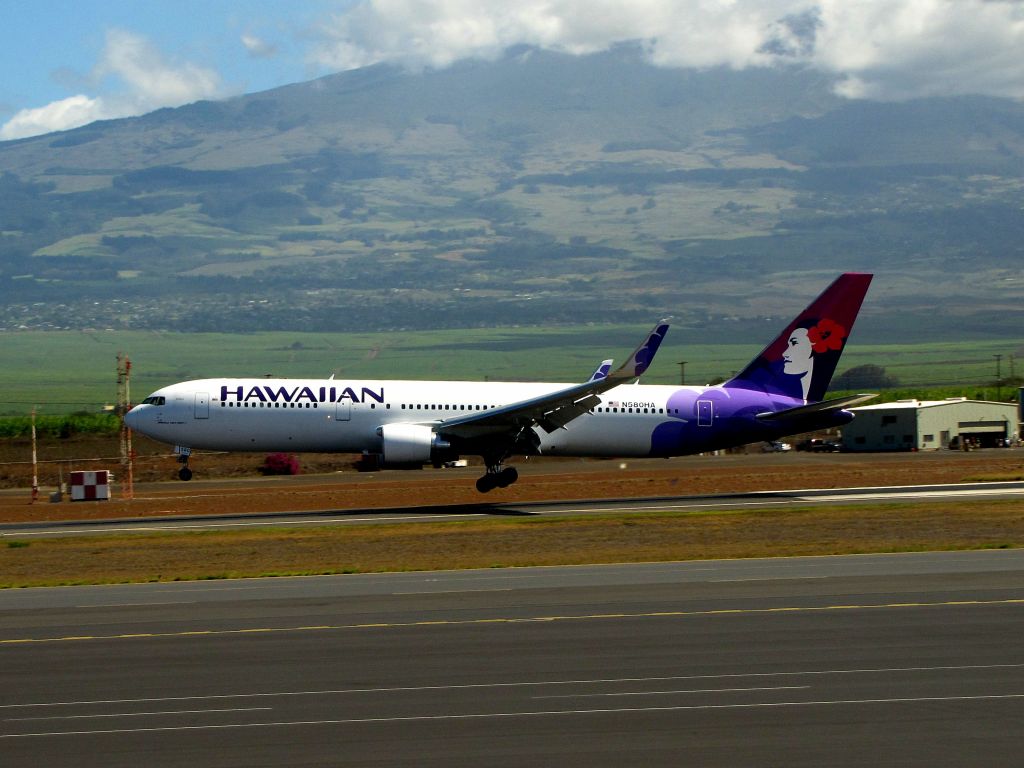 BOEING 767-300 (N580HA)