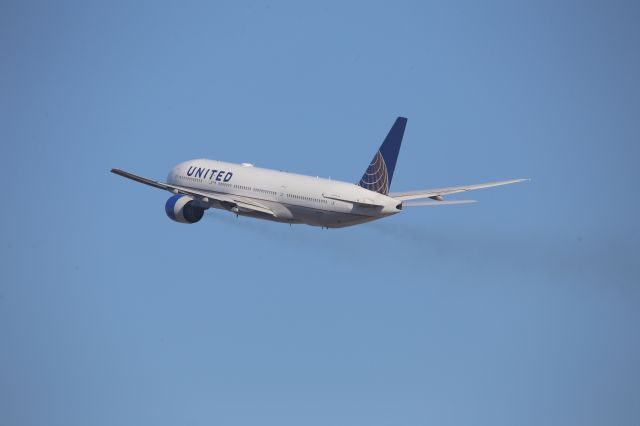 Boeing 777-200 (N781UA)