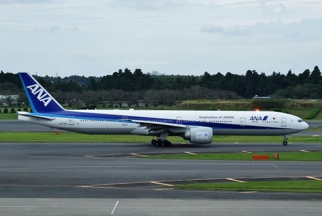 BOEING 777-300 (JA779A) - Taxing at NRT 2016/09/29