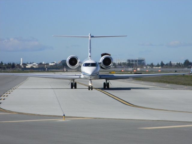 Gulfstream Aerospace Gulfstream V (N940AJ) - Here is a Gulfstream G-V taxing for takeoff and preforming a reverse thrust test!