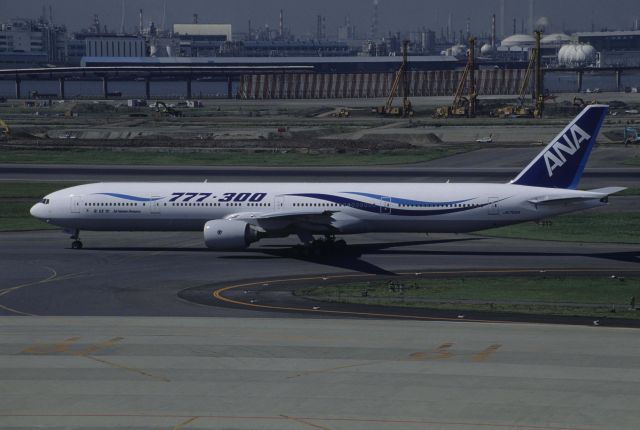 BOEING 777-300 (JA752A) - Taxing at Tokyo-Haneda Intl Airport on 1998/09/09