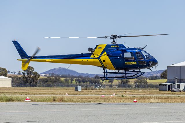 Eurocopter AS-350 AStar (VH-PHU) - Professional Helicopter Services (VH-PHU) Eurocopter AS350-BA at Wagga Wagga Airport