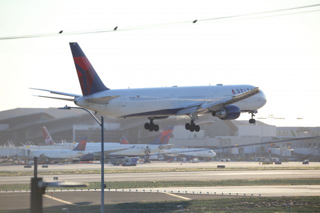 BOEING 767-400 (N838MH)