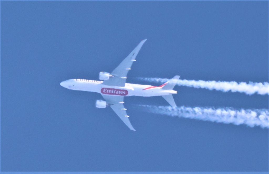 Boeing 777-200 (A6-EWF) - A6-EWF Boeing 777-21-H Emirates Airlines EKE221 de Dubai  DXB vers Dallas Fort-Worth DFW  Altitude 11582 Mètres Vitesse 776 Km/H survolant la ville de Lavaltrie QC. le 22-04-2023 à 07;19